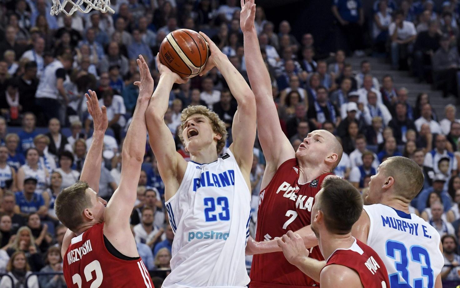 Lauri Markkanen Poola mängijate vahel