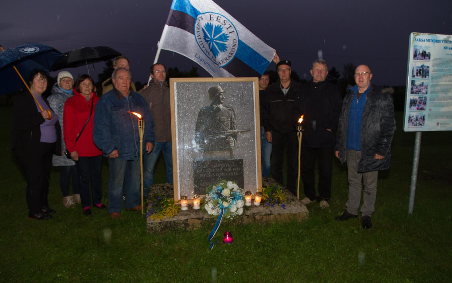 Inimesed Lihula samba mahavõtmist meenutamas. Paremalt esimene Meelis Malk ja teine Tiit Madisson.