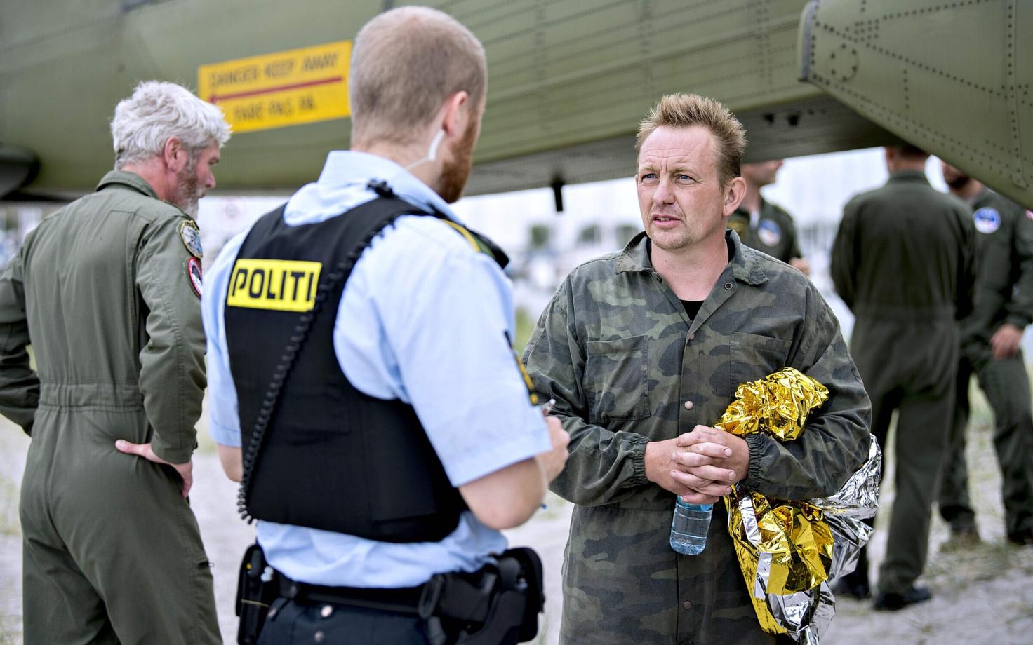 Peter Madsen koos politseinikuga oma alllveelaeva juures pärast selle ülestõstmist.