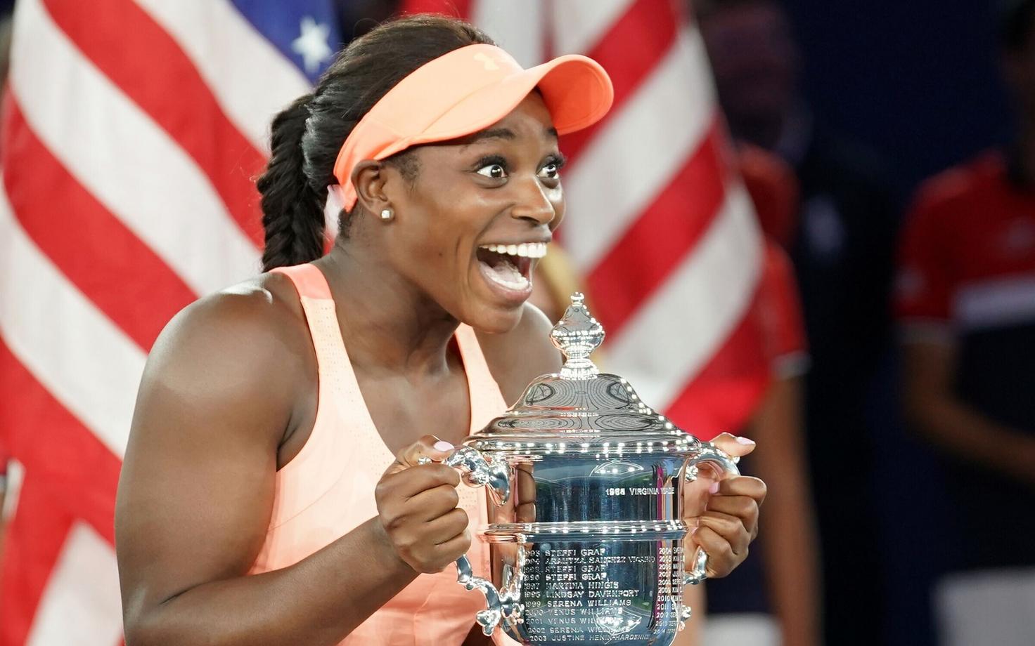 Sloane Stephens võidukarikaga.