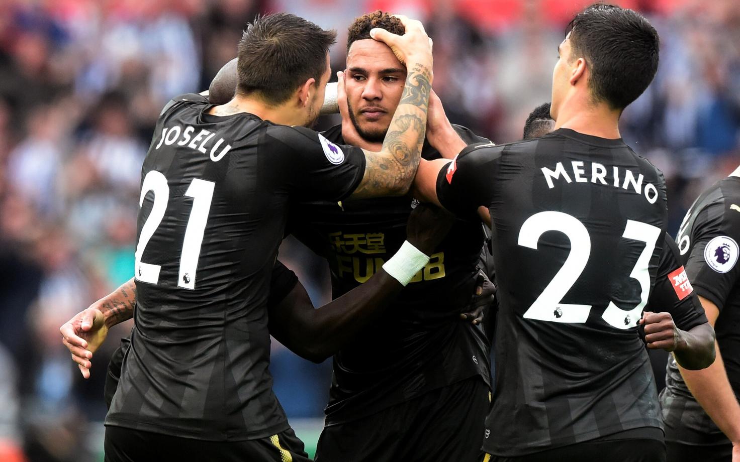 Newcastle Unitedi mängijad õnnitlevad värava autorit Jamaal Lascelles'i.