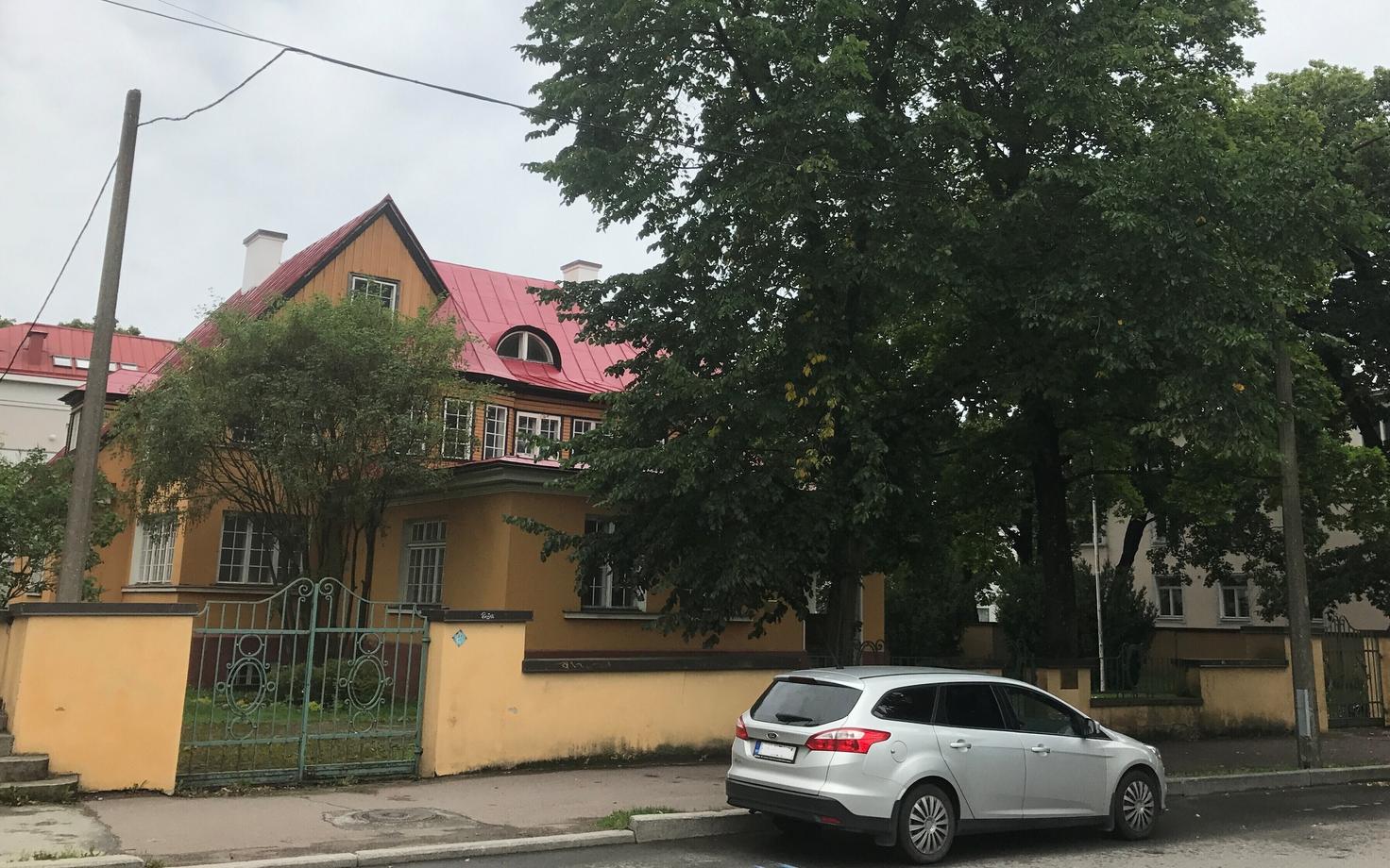 Vatikani saatkond Kadriorus aadressil Poska 47, kus asub tegutsema preestriseminar.