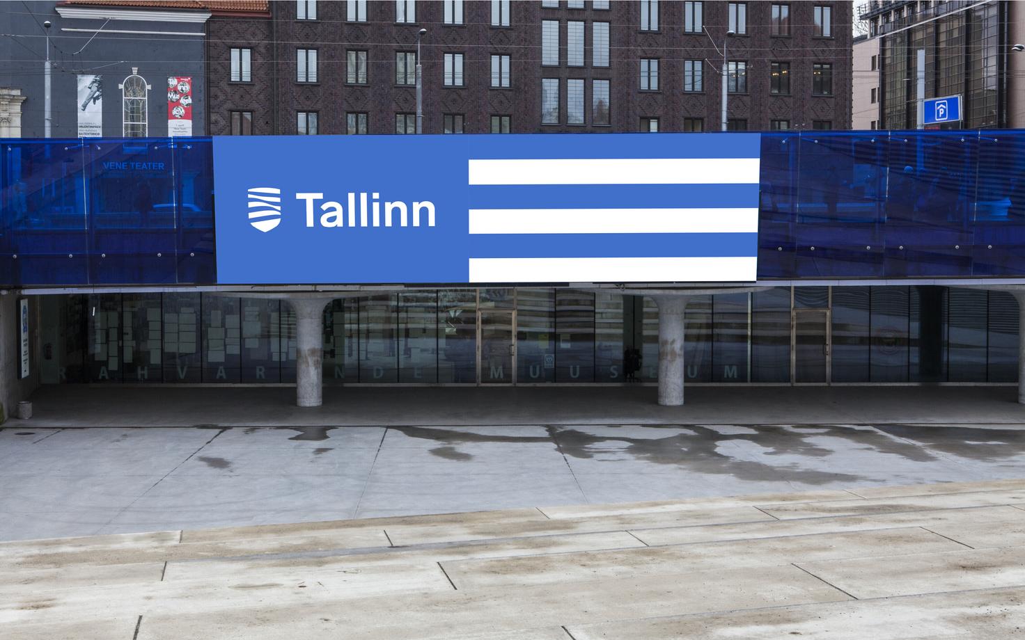 Tallinna lipp ja logo Vabaduse väljakul.