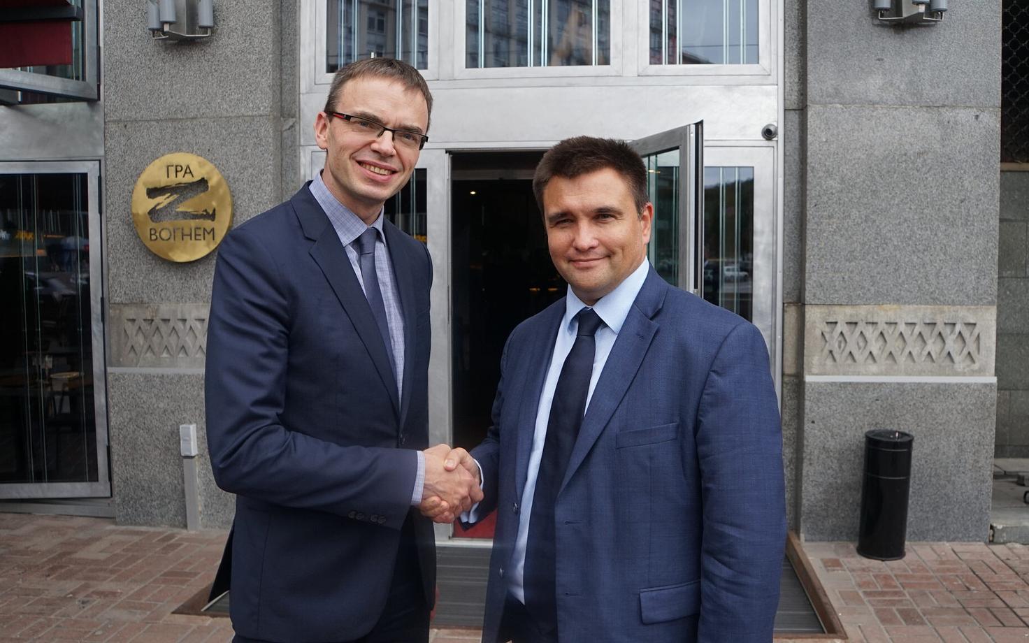 Министры иностранных дел Эстонии и Украины Свен Миксер (слева) и Павел Климкин.