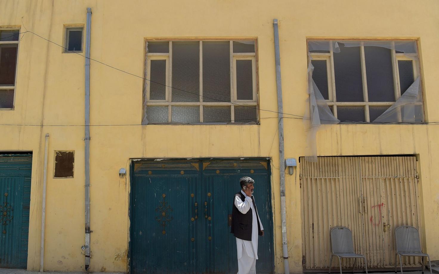 Juhuslik afgaani mees külalistemaja ees Kabulis, kus rünnaku tagajärjel hukkus sakslanna ja afgaanist turvamees.