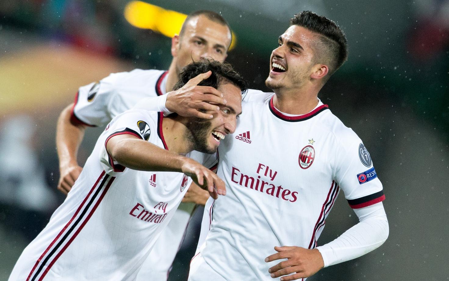 Hakan Calhanoglu ja Andre Silva AC Milani väravat tähistamas