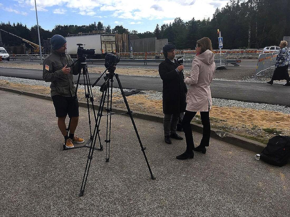 Fotol üks valimisnõunikest, liikuvusekspert Mari Jüssi, intervjueerib Arp Müller, filmib Siim Lõvi.