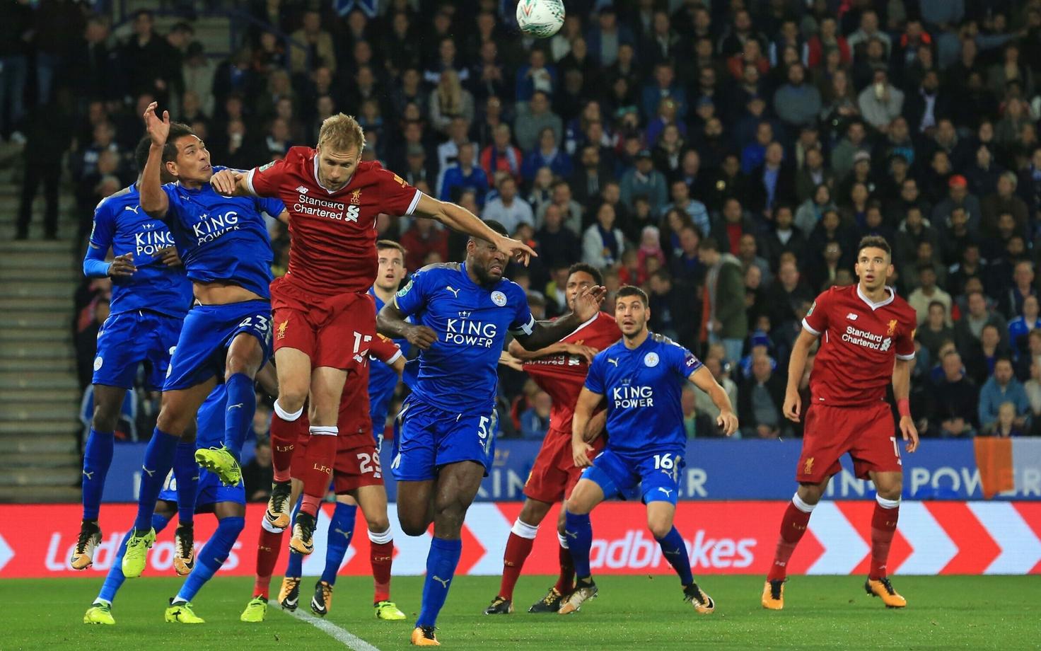Ragnar Klavan (esiplaanil punases) liigakarikasarjas Leicester City vastu