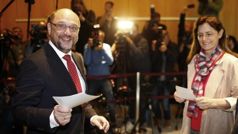 Лидер левоцентристской СДПГ Мартин Шульц уже проголосовал.