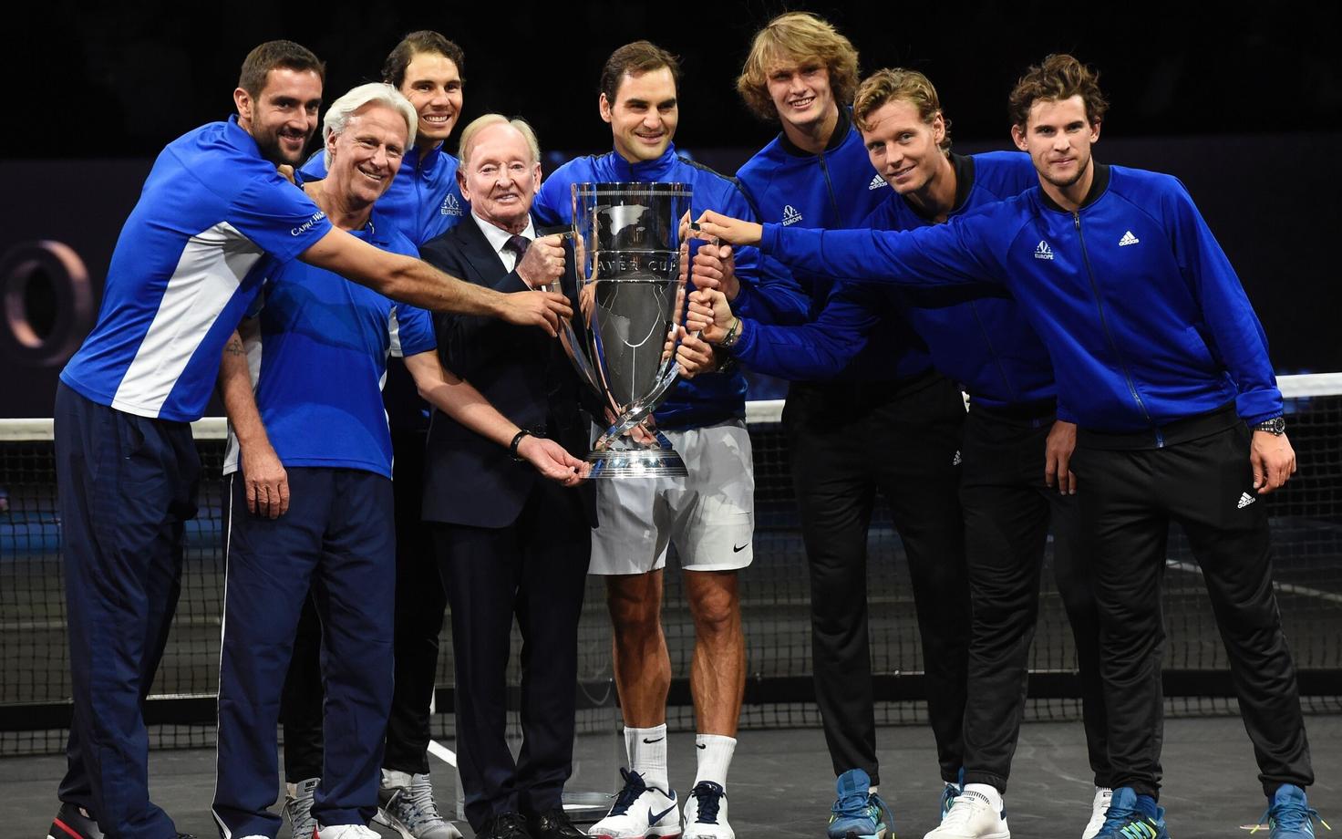 Tänavuse Laver Cupi võitjameeskond koos Rod Laveriga. Pildil (vasakult) Marin Cilic, Björn Borg, Rafael Nadal, Rod Laver, Roger Federer, Alexander Zverev, Tomaš Berdych ja Dominic Thiem.