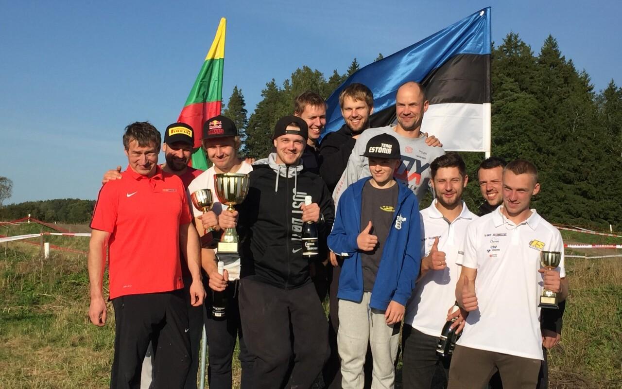 Enduro Balti karikavõistluse meeskondlik esikolmik. Esikoht Sõmerpalu MK (keskel), teine RedMoto Racing (vasakul) ja kolmas Läti klubi CEC. IS. Racing (paremal).