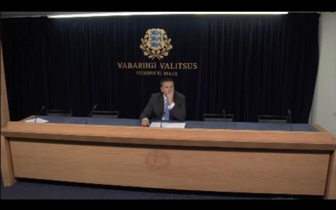Jüri Ratas pressikonverentsi eel kolleege ootamas.