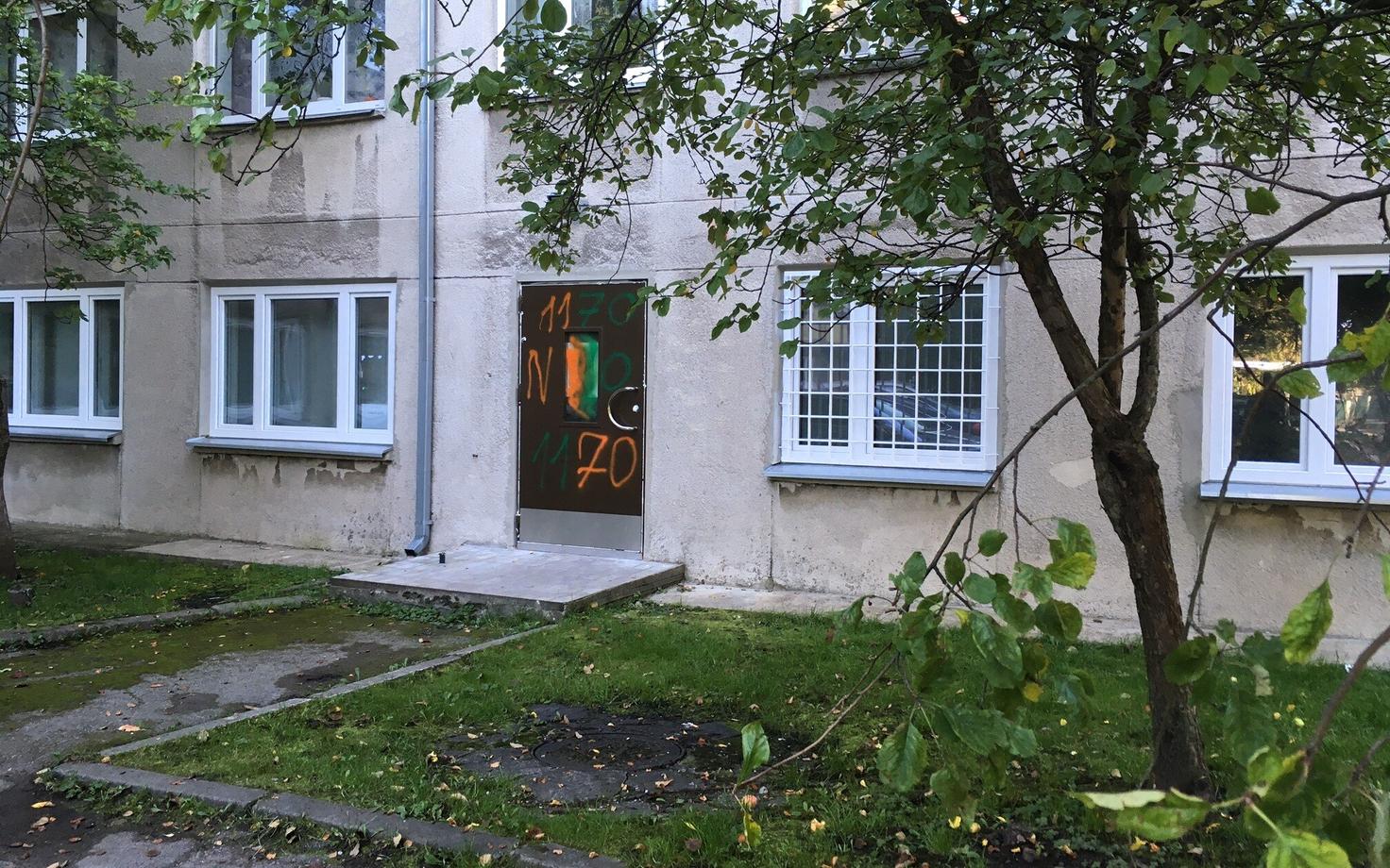 Входную дверь пункта обмена шприцев на улице Ситси разрисовали.