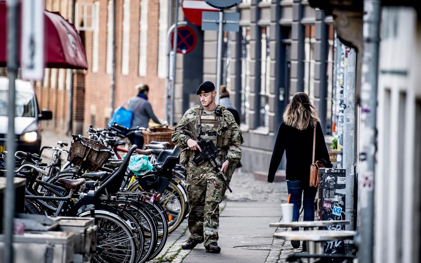 Taani sõdur Kopenhaageni tänaval sünagoogi valvamas.