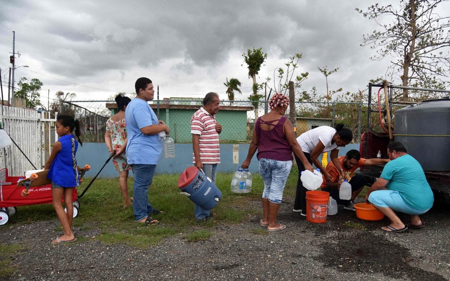Joogivee järjekord Puerto Rico Vega Baja asulas.