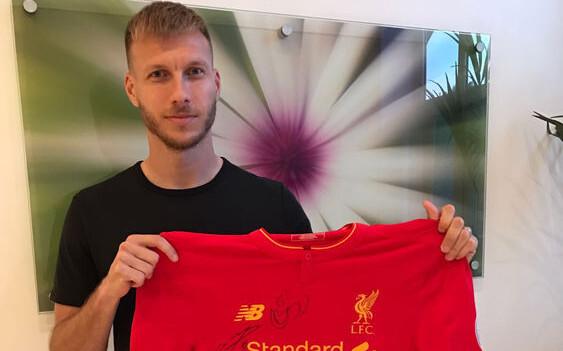 Ragnar Klavan Liverpooli särgiga, mida ilustavad klubi mängijate autogrammid