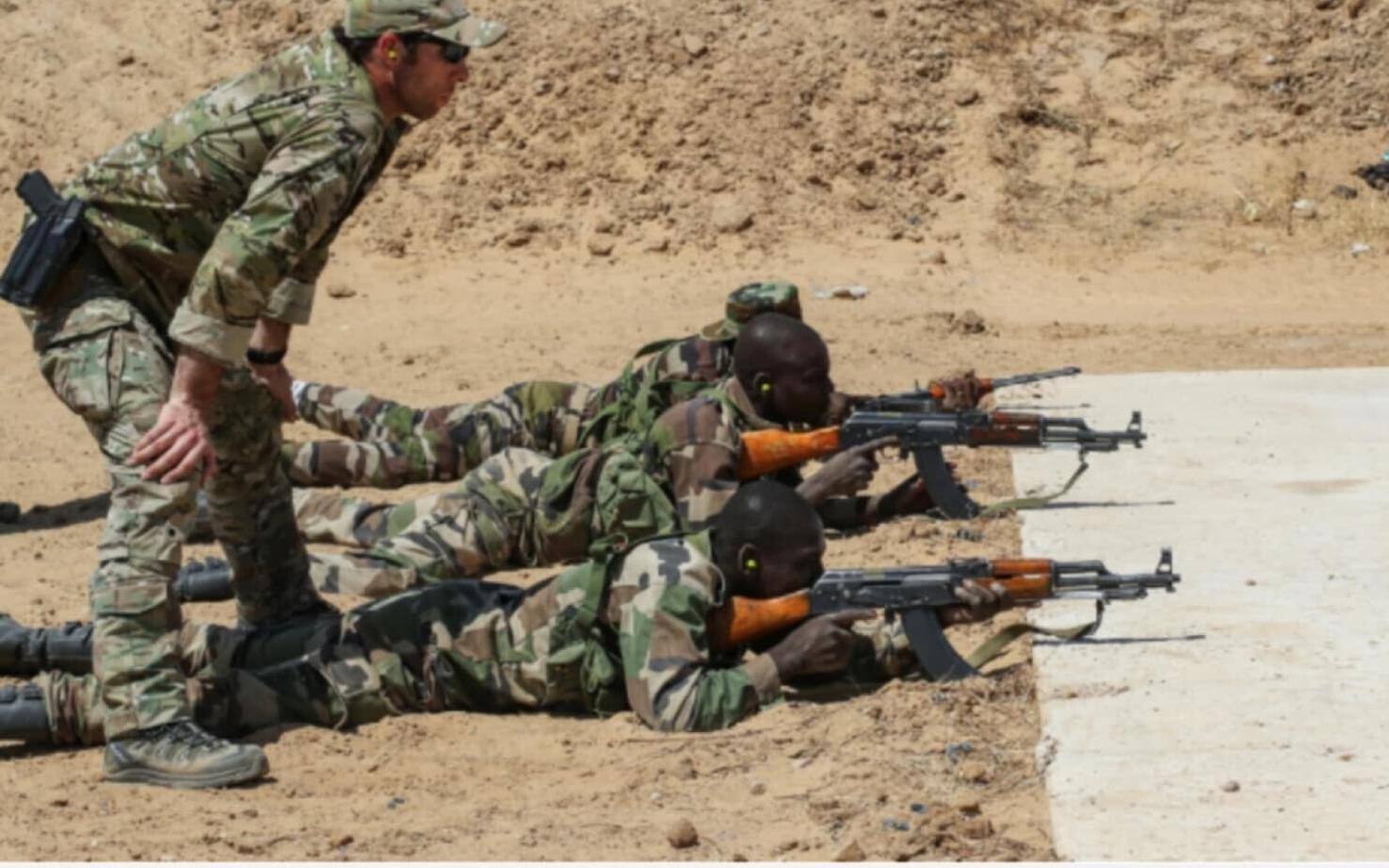 USA armee eriüksuslane Nigeri sõjaväelasi juhendamas.