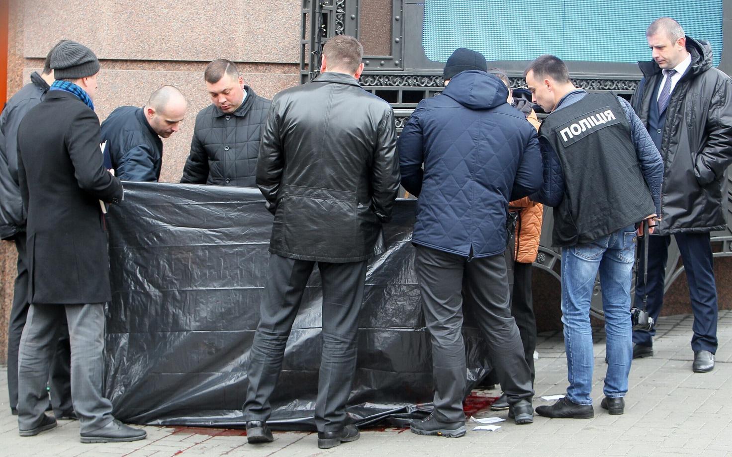 Ukraina politseinikud 23. märtsil Voronenkovi mõrva sündmuskohal Kiievis.