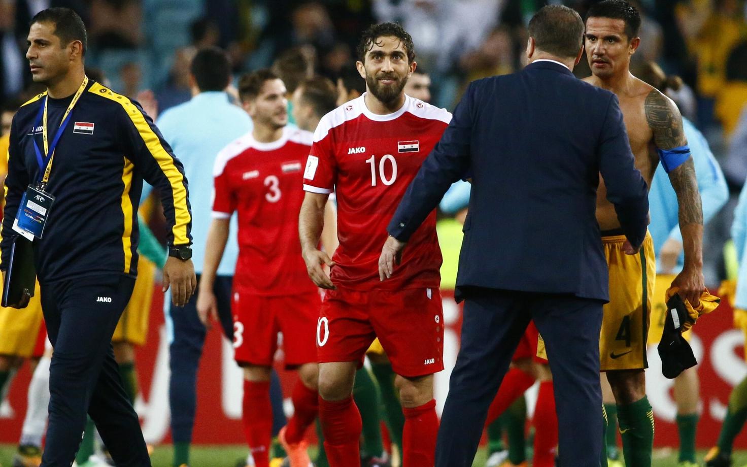Tim Cahill (paremal), Austraalia koondise treener Ange Postecoglou ja Firas Mohamad Al Khatib (keskel)
