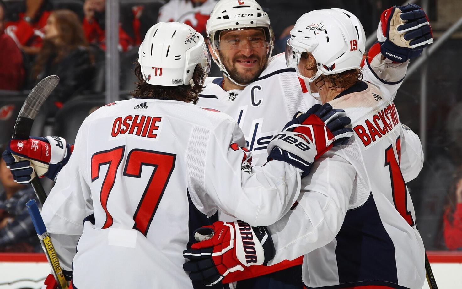 T.J. Oshie, Aleksandr Ovetškin ja Nicklas Bäckström tähistamas.