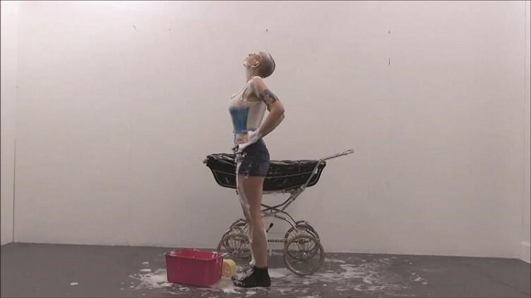 Mētra Saberova performance „Pimpin’ Yo Mama Crib“ tuleb ettekandmisele ka Tartu Kunstimajas näituse avamisel. Kaader videost