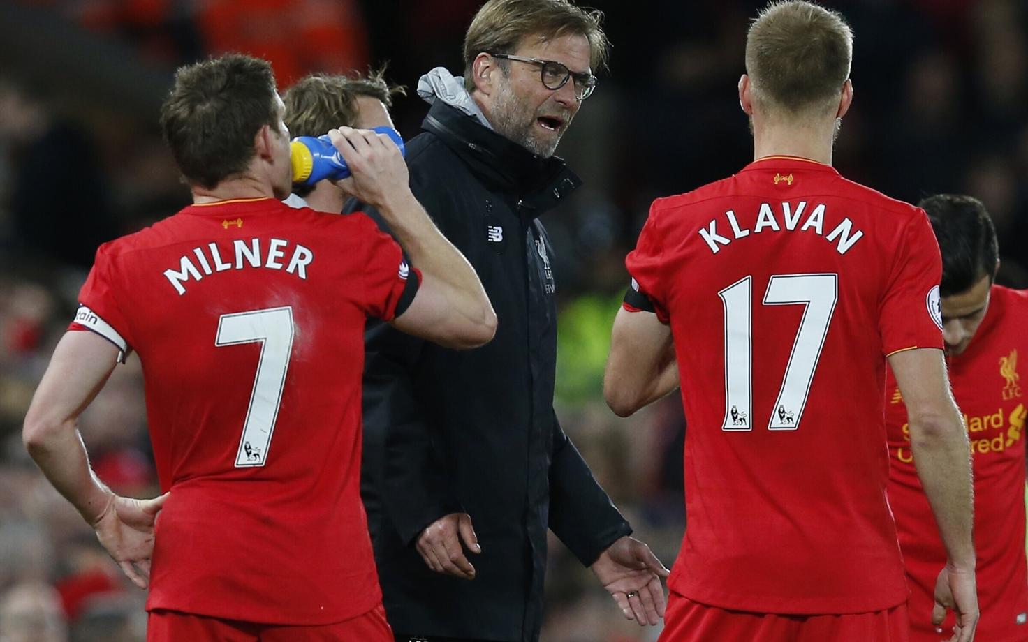 Liverpooli peatreener Jürgen Klopp rääkimas James Milneri ja Ragnar Klavaniga.