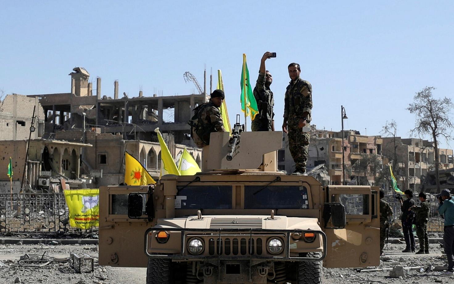 SDF-i võitlejad ISIS-e käest vallutatud Raqqa linnas 17. oktoobril.