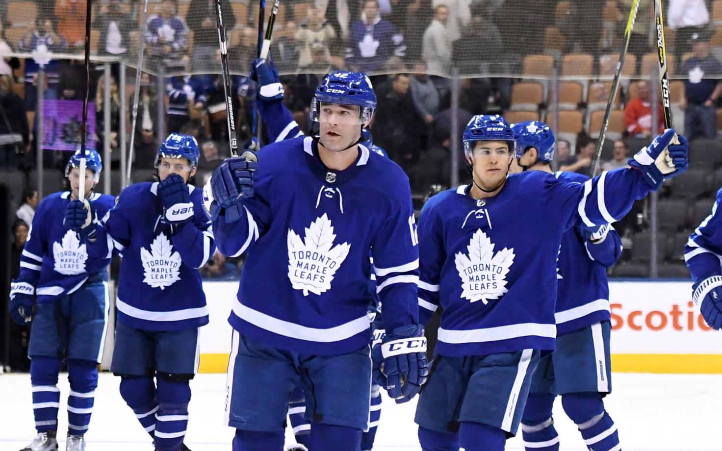 Toronto Maple Leafsi mängijad võidu üle rõõmustamas.
