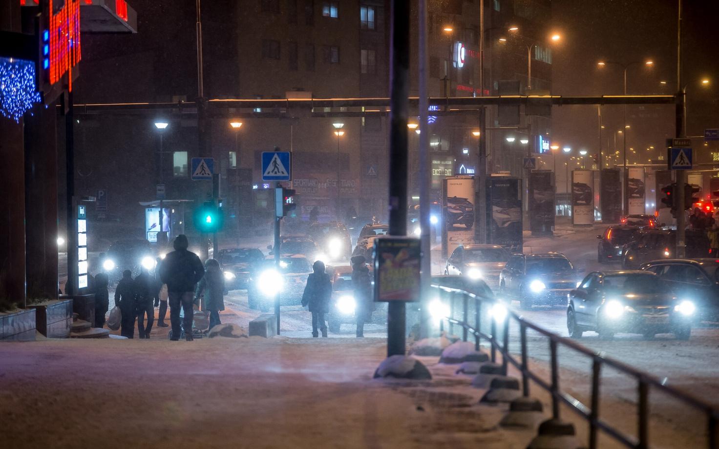 На автомашине с летней резиной лучше на дорогу не выезжать.
