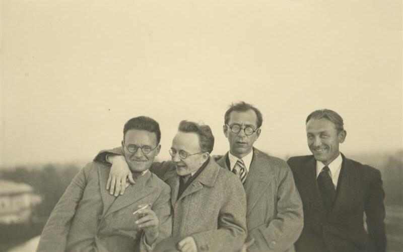 Kui eestikeelne humanitaaria ülikoolides tasahilju välja sureb, ei pruugita Bernard Kangrot ega teisi kirjandusklassikuid enam mäletada. Pildil Heiti Talvik, Paul Viiding, Mart Raud ja Bernard Kangro.