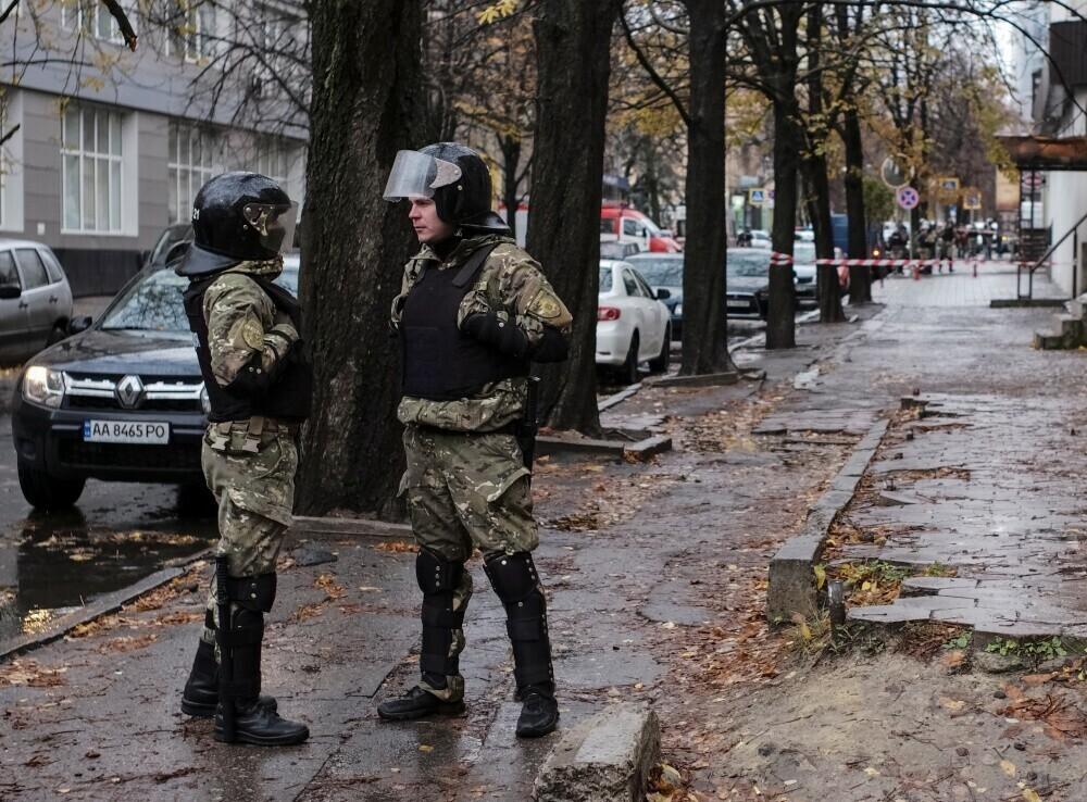Украинские силовики у дома сына министра внутренних дел Арсена Авакова - Александра.