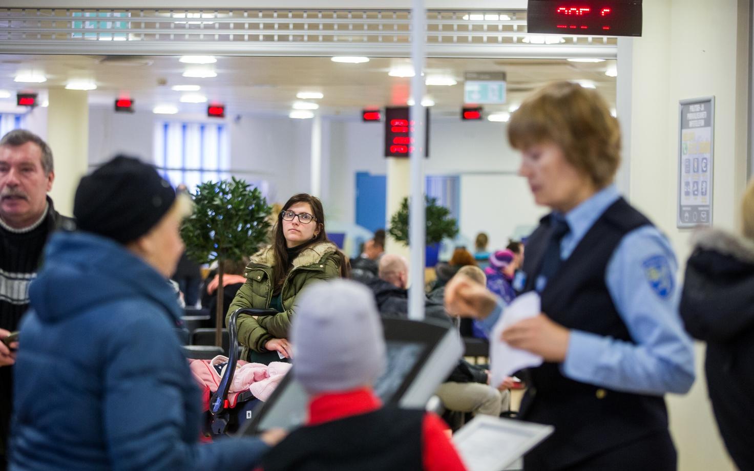 Очередь в бюро обслуживания полиции.