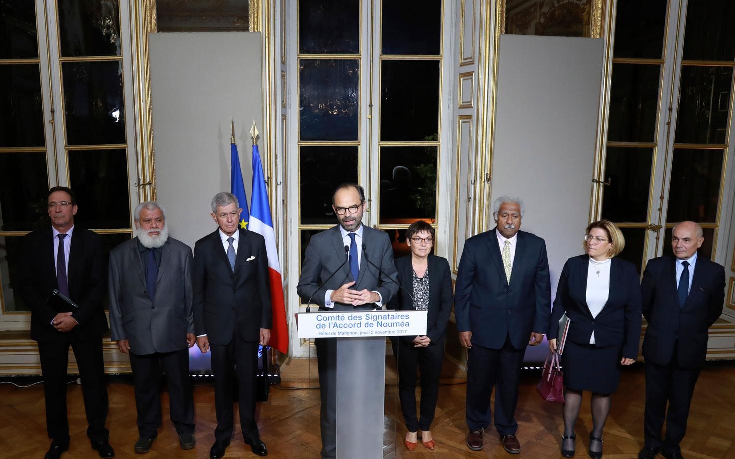 Prantsusmaa peaminister Edouard Philippe (keskel), Uus-Kaledoonia esindajad ning teemaga seotud Prantsuse ministrid 2. novembril Pariisis.