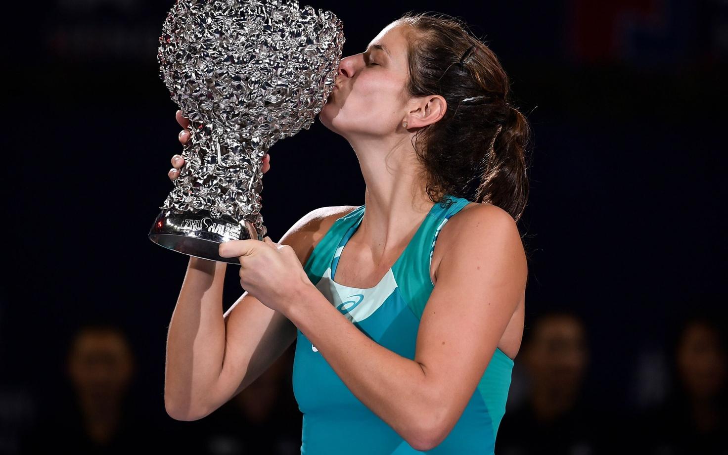 Julia Görges võidukarikaga.