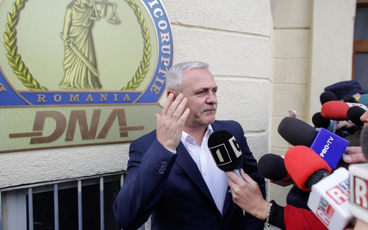Rumeenia Sotsiaaldemokraatliku Partei (PSD) juht Liviu Dragnea prokuratuuri hoone ees 13. novembril.