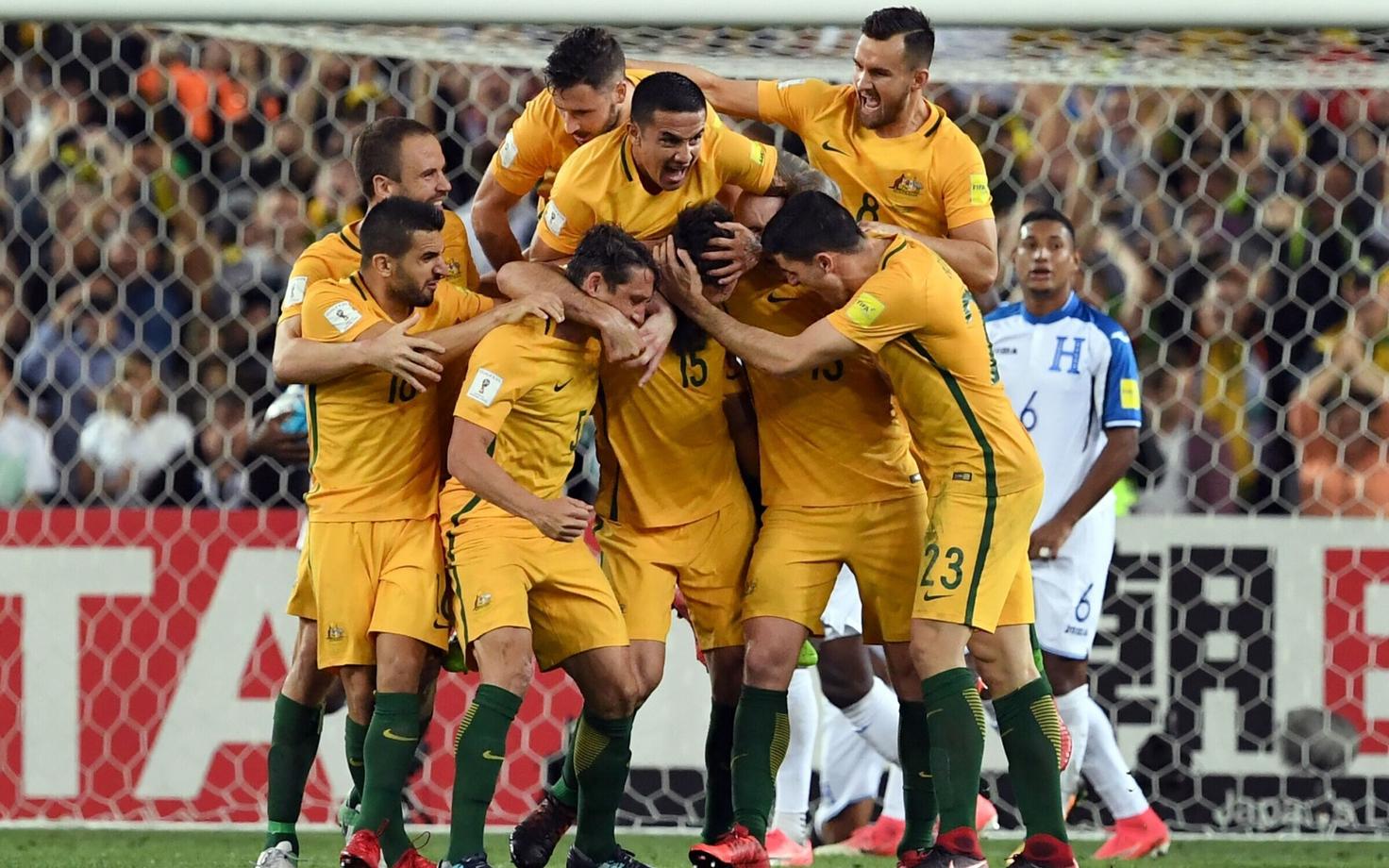 Mile Jedinak (keskel) koos kaaslastega väravat tähistamas.