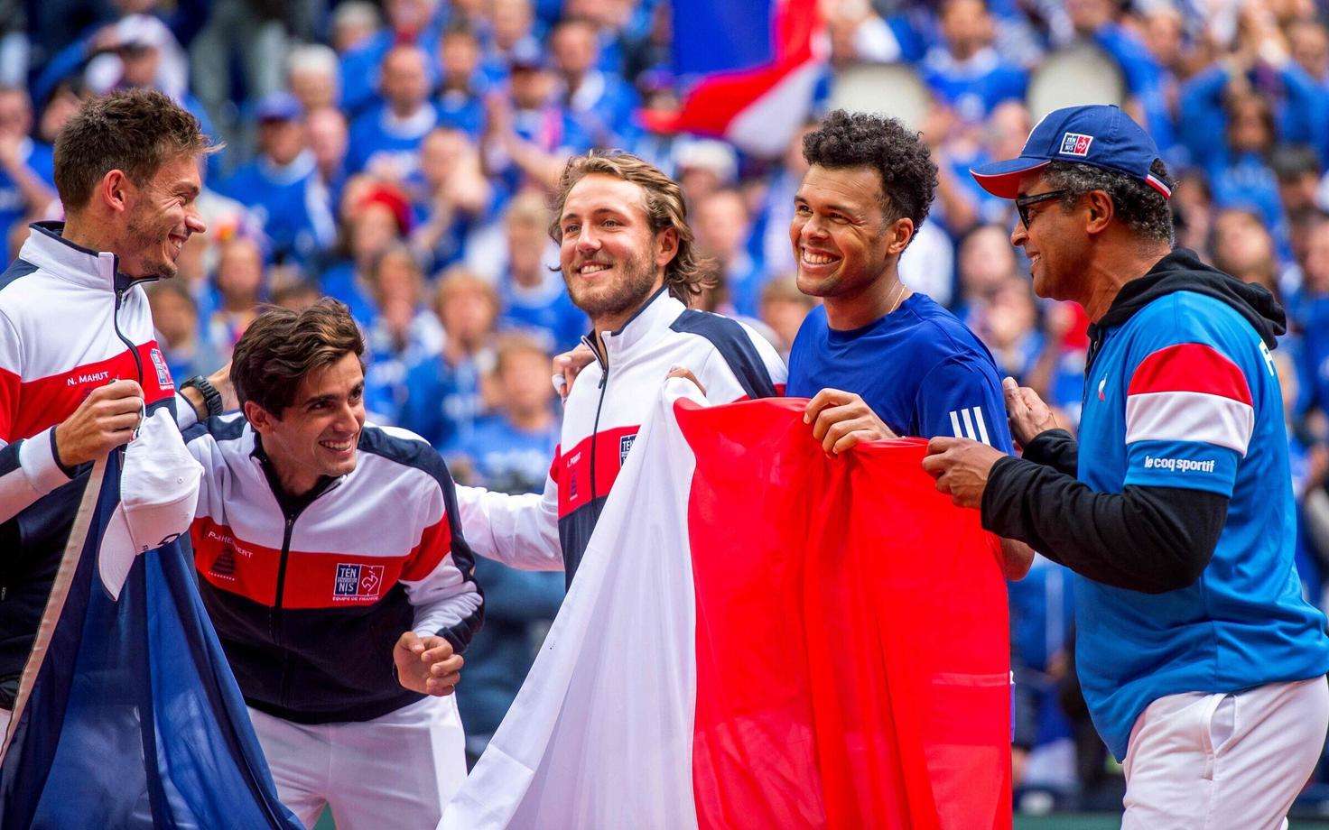 Nicolas Mahut (vasakult), Pierre-Hugues Herbert, Lucas Pouille, Jo-Wilfried Tsonga ja Prantsusmaa kapten Yannick Noah