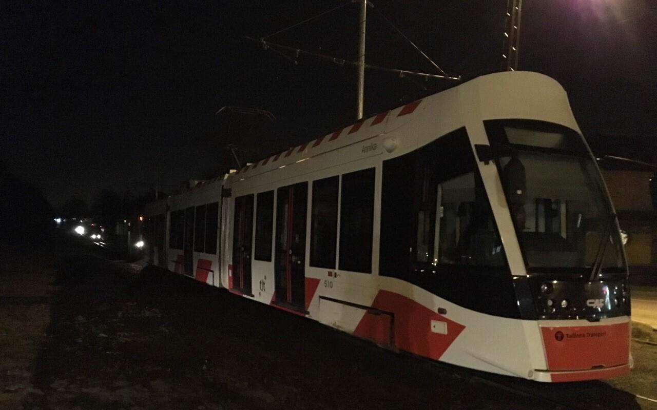 Elektrikatkestuse tõttu seisev tramm.