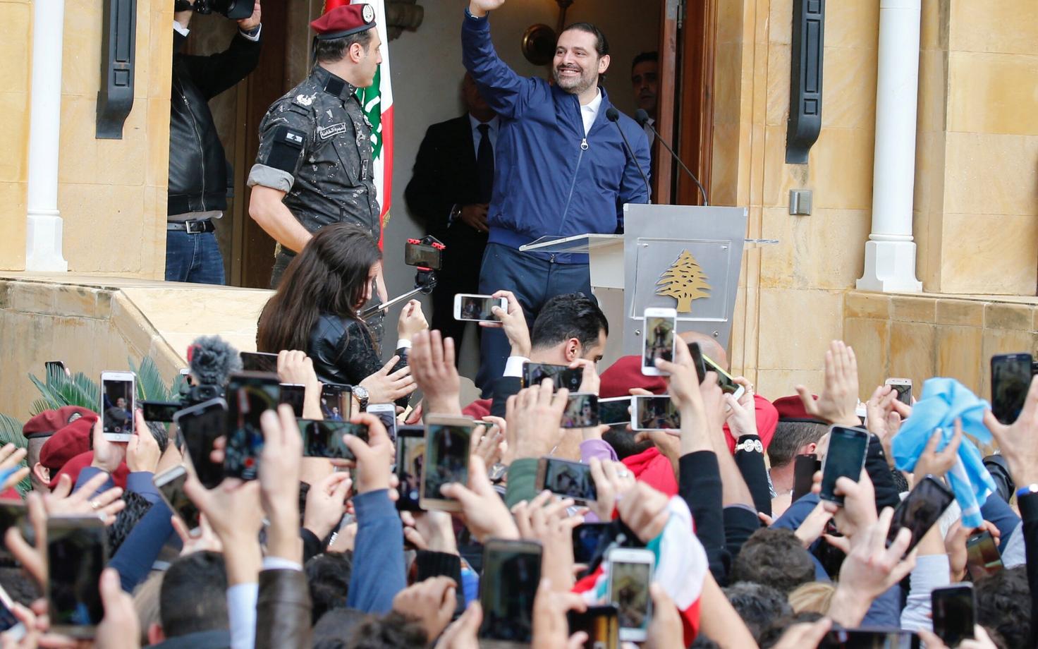 Saad Hariri pärast ümbermõtlemist oma Beiruti kodu uksel toetajatele lehvitamas.