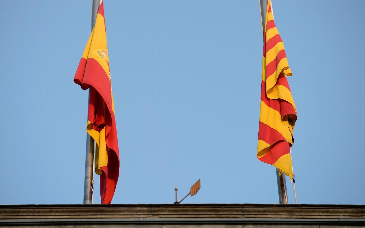Hispaania ja Kataloonia lipp Barcelona valitsushoonel.