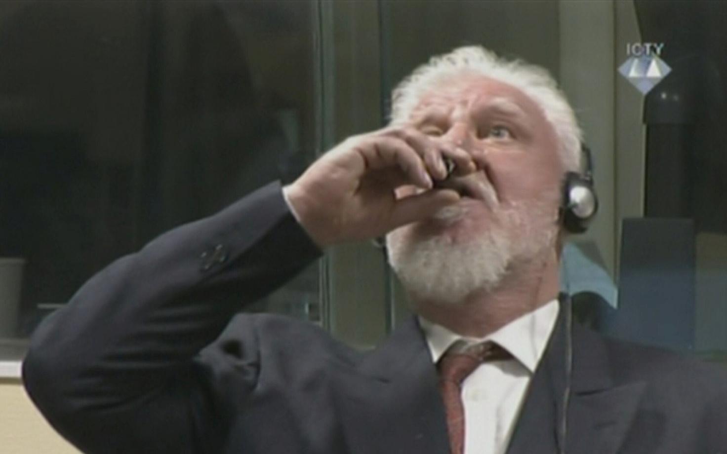 Slobodan Praljak Haagi kohtus mürki võtmas.