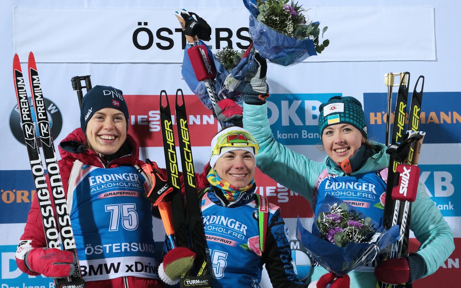 Synnöve Solemdal (vasakult), Nadežda Skardino ja Julia Džõma.