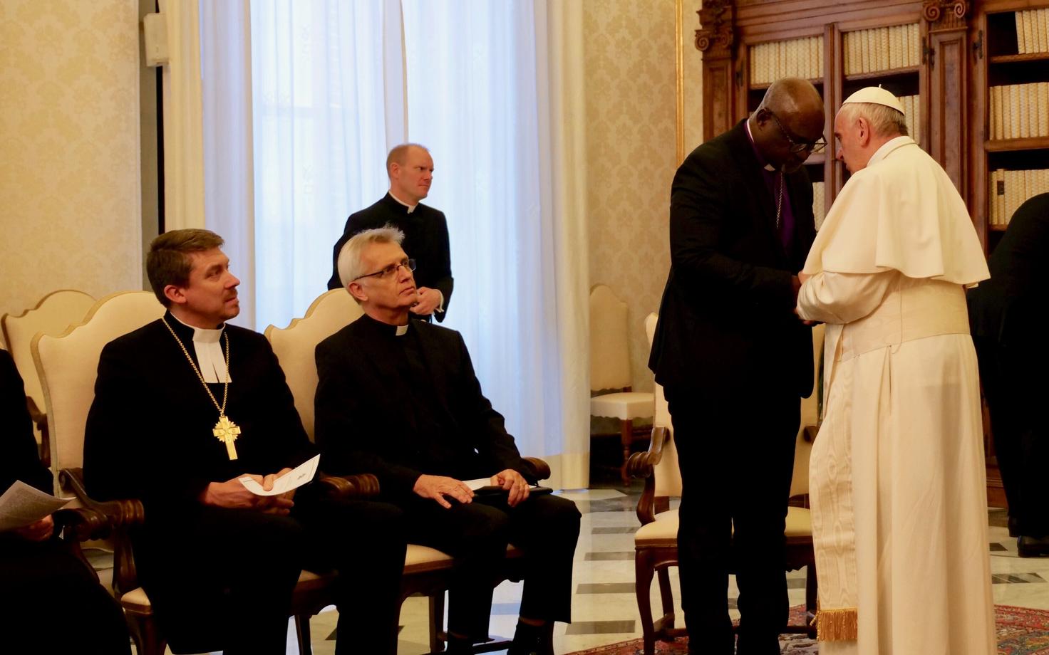 Istuvad peapiiskop Urmas Viilma ja LML peasekretär Martin Junge, paavst Franciscust tervitab LML president peapiiskop Panti Filibus Musa.