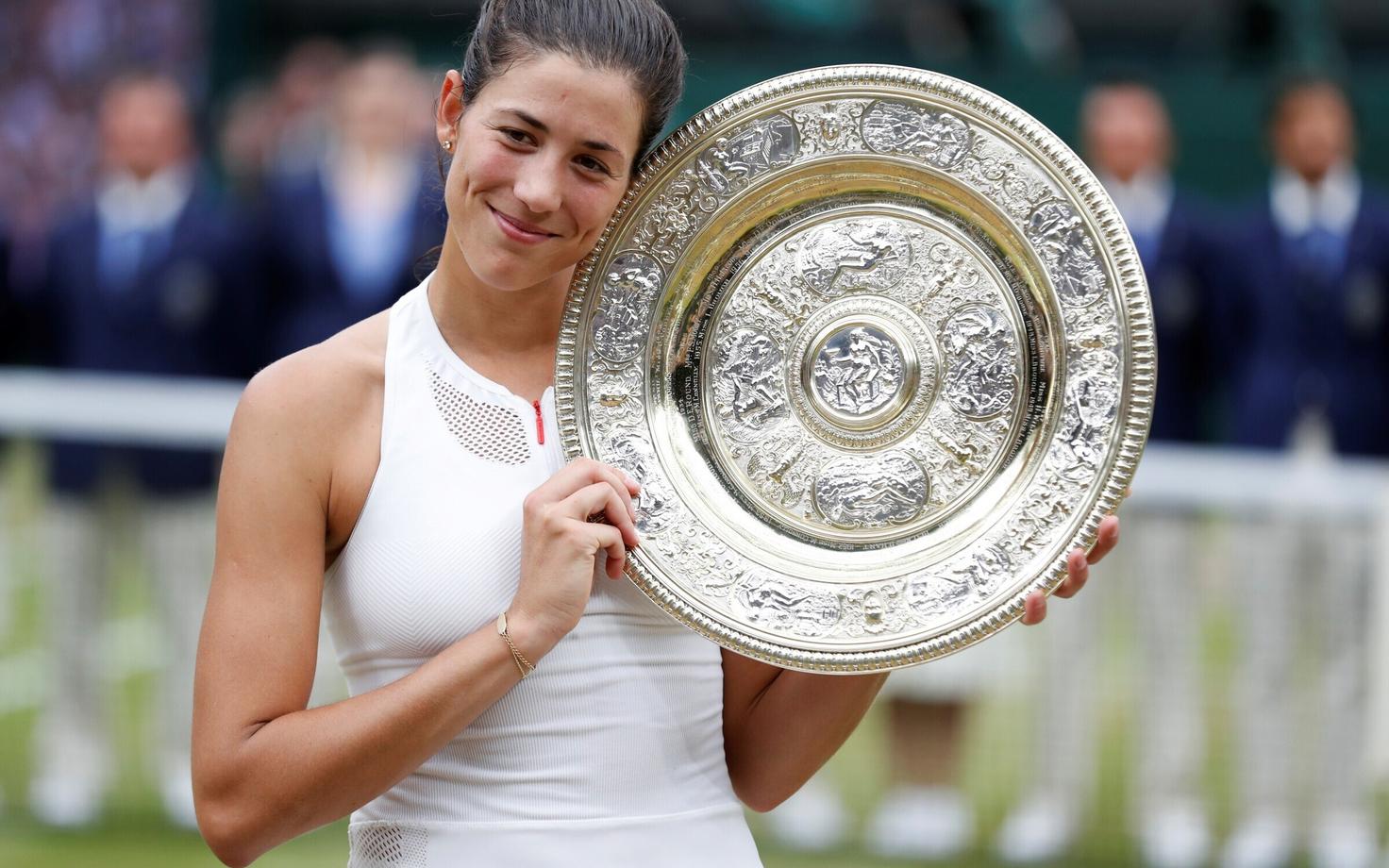 Garbine Muguruza Wimbledoni võidukarikaga.