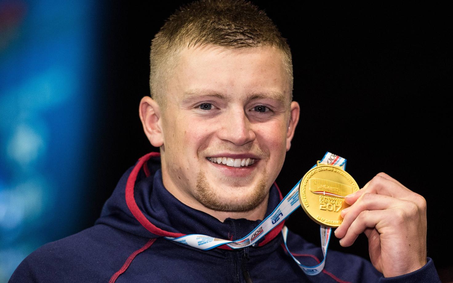 Adam Peaty poseerimias kuldmedaliga, mille ta mõned minutid hiljem ära kinkis.