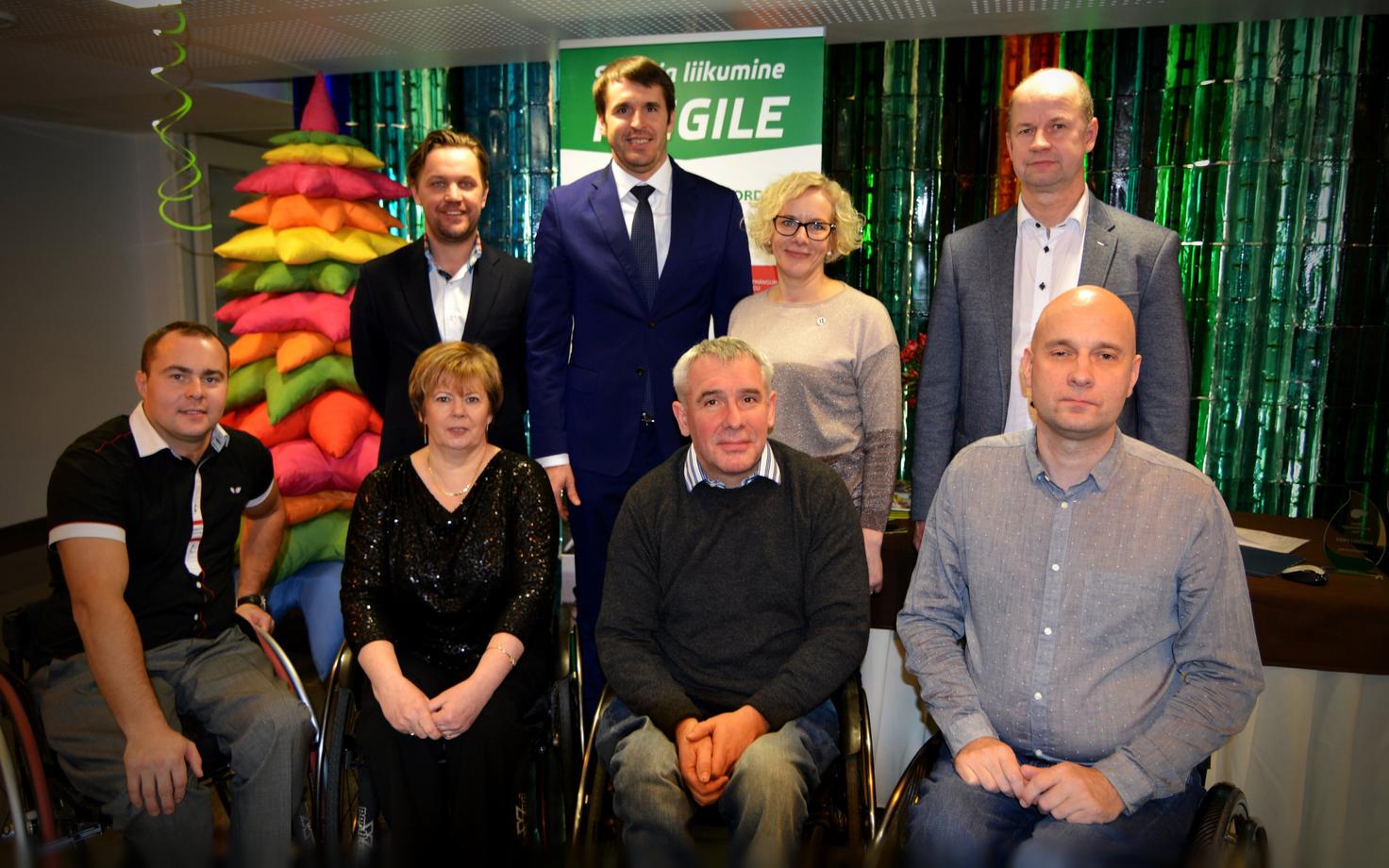 Rainer Vakra (ülevalt reast vasakult teine) ja ratastoolicurlingu võistkond