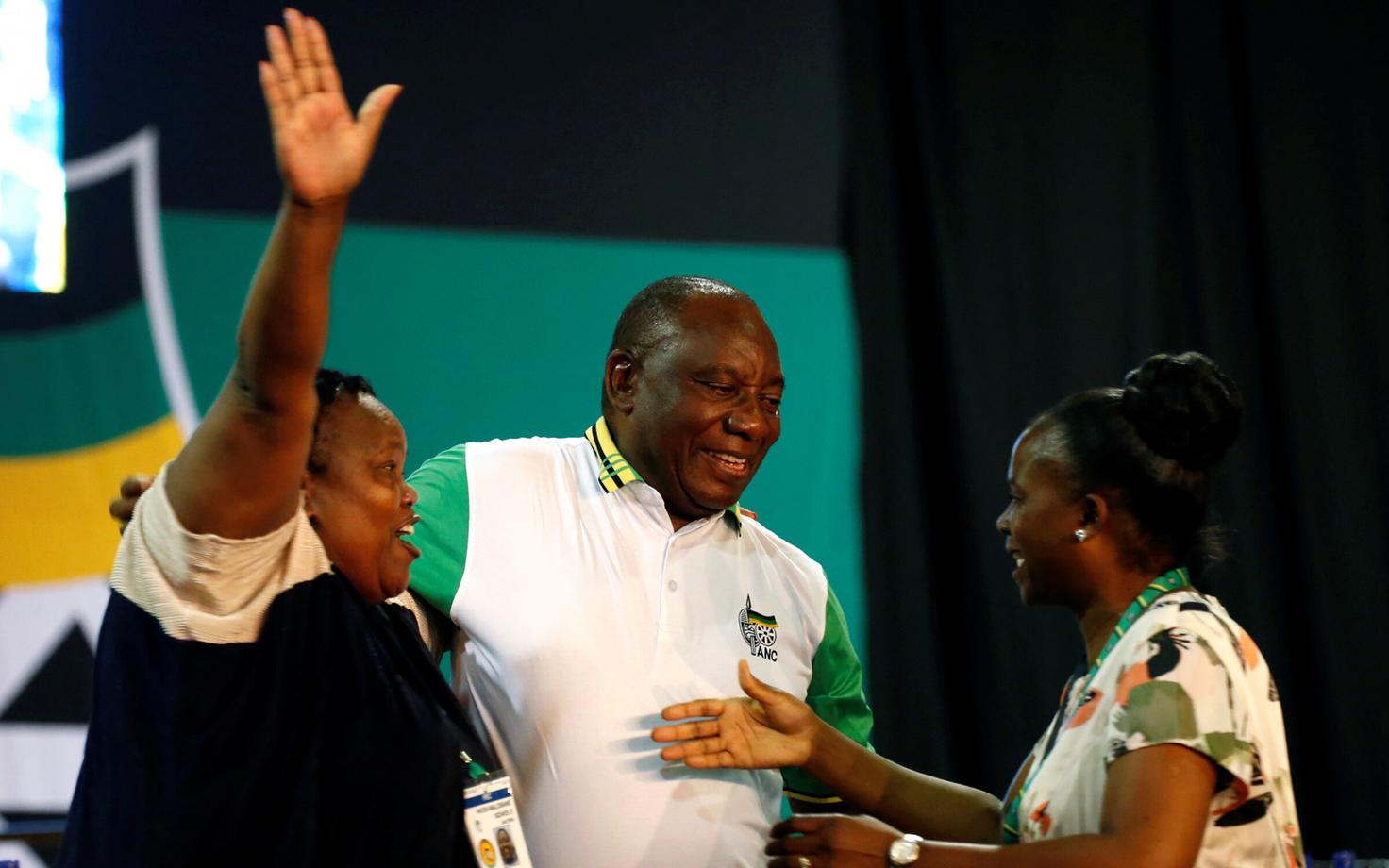 Lõuna-Aafrika Vabariigi võimupartei uus juht Cyril Ramaphosa (keskel).
