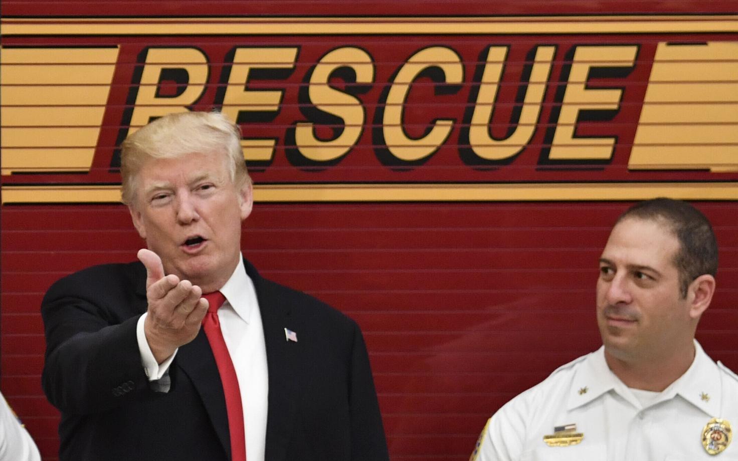 President Donlad Trump veedab jõulupuhkust Floridas, kus kohtus tuletõrjujatega.
