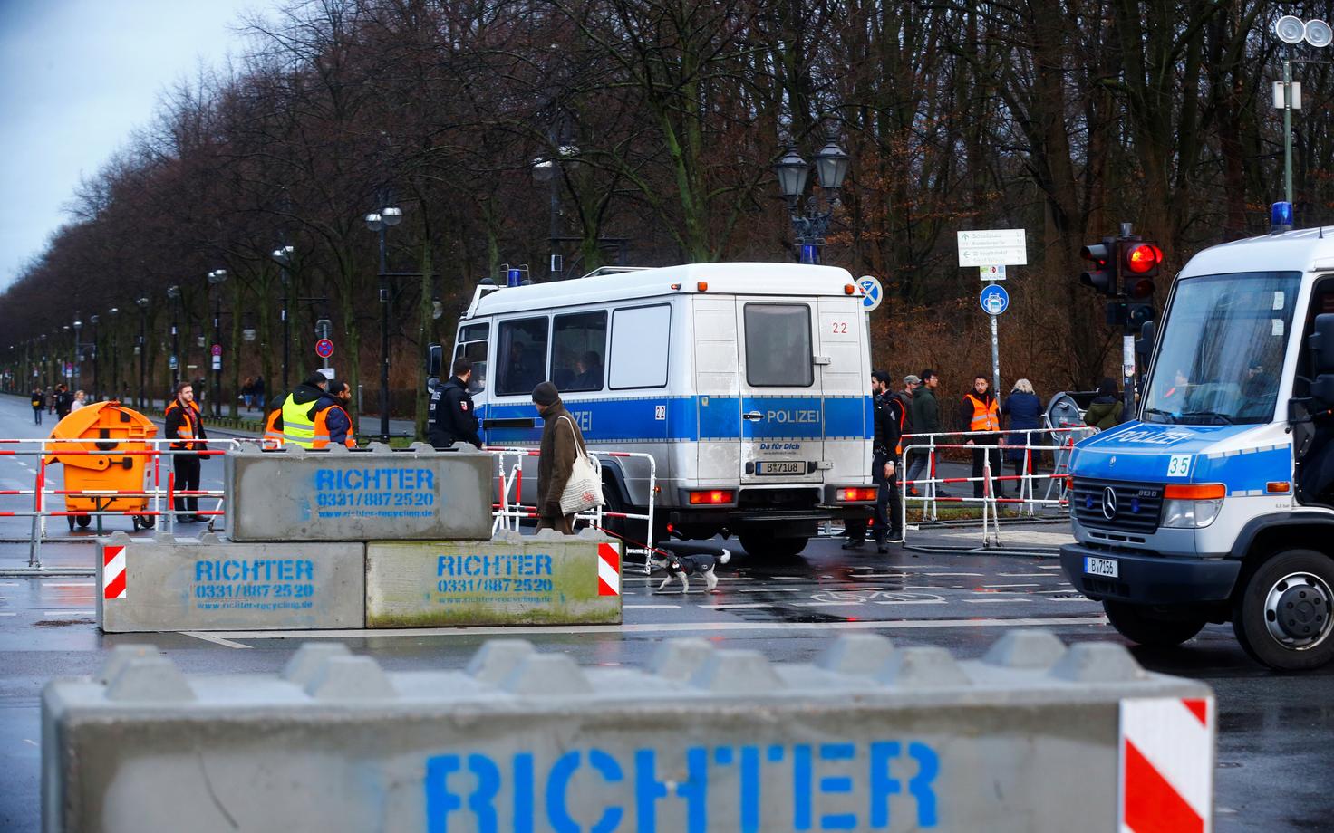 Politseinikud enne aastavahetust Berliinis Brandenburgi väravate juures.