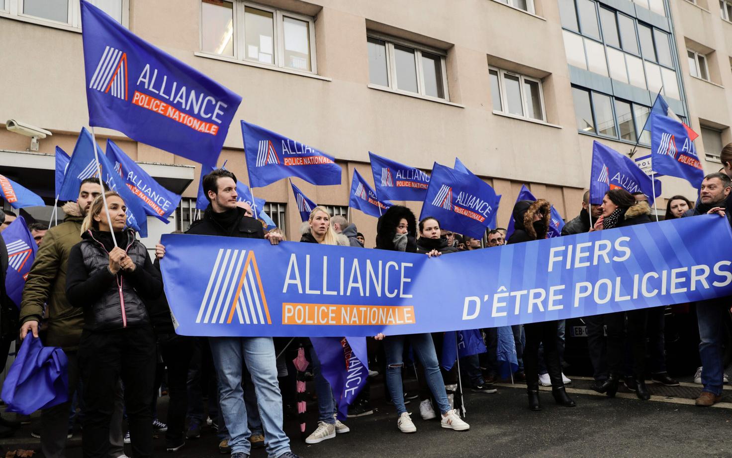 Politseinike ametiühingu liikmed Champigny-sur-Marne'i politseijaoskonnas politseivastase vägivalla vastu protesteerimas.